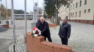 Delegacja w składzie: Waldemar Samorański, Paweł Łazarski i Jerzy Szymaniuk, złożyła wiązankę kwiatów przy tablicy pamiątkowej 11pcz.