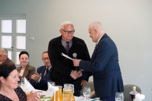 Piotr Czerwiński wręcza zaproszenie na uroczystości 80. rocznicy utworzenia 1. Dywizji Piechoty im. Tadeusza Kościuszki - Sławomirowo Mayowi