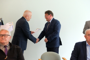 Piotr Czerwiński wręcza zaproszenie na uroczystości 80. rocznicy utworzenia 1. Dywizji Piechoty im. Tadeusza Kościuszki - Stanisławowi Jarmoszko