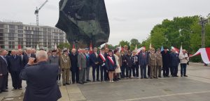 Uroczystość pod Pomnikiem Kościuszkowca – Warszawa Praga Północ ulica Okrzei