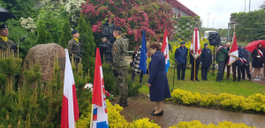 Uroczysty apel z okazji 80. rocznicy utworzenia 1. Dywizji Piechoty im. Tadeusza Kościuszki – Legionowo Park Kościuszkowców. Córka Generała Maczka składa wieniec.