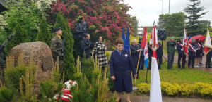 Uroczysty apel z okazji 80. rocznicy utworzenia 1. Dywizji Piechoty im. Tadeusza Kościuszki – Legionowo Park Kościuszkowców. Córka Generała Maczka.