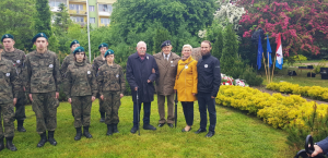 Uroczysty apel z okazji 80. rocznicy utworzenia 1. Dywizji Piechoty im. Tadeusza Kościuszki – Legionowo Park Kościuszkowców. Czwarty od prawej gen. bryg. w st. spocz. Włodzimierz Zieliński - dowódca 1 WDZ w latach 1997-2001.