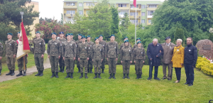 Uroczysty apel z okazji 80. rocznicy utworzenia 1. Dywizji Piechoty im. Tadeusza Kościuszki – Legionowo Park Kościuszkowców. Czwarty od prawej gen. bryg. w st. spocz. Włodzimierz Zieliński - dowódca 1 WDZ w latach 1997-2001.