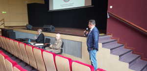 Dalszy ciąg Konferencji naukowej „1. Dywizja Kościuszkowska w służbie Sił Zbrojnych i Społeczeństwa (wybrane problemy) – Ratusz Miasta Legionowa. Przemawia Prezydent Miasta Legionowo.