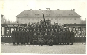 kpt. Bajerowski Józef pierwszy z prewej wśród siedzących