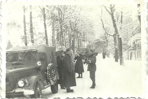 Stojący bokiem kpt. Bajerowski Józef