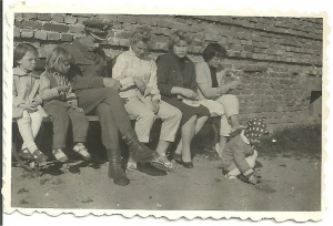 por. Jan Zacharczuk z żoną i córkami oraz pani Hanna Bajerowska i pani Tworek - żona por. Antoniego Tworka, przed blokiem na ul. Obwodowej 4