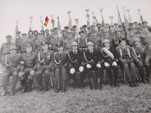 poczty sztandarowe: Uczestnicy Defilady wojskowej i parady młodzieży 9.05.1985 w W. Zaznaczony strzałką kpt. A.Borek