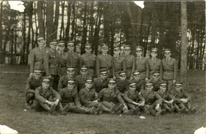 Pierwszy od lewej Jerzy Remża, szósty od lewej por. Andrzej Zembłowski