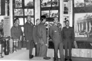 Wizyta I zastępcy szefa Sztabu Generalnego WP: od lewej ppłk Ryszard Rojek, dowódca garnizonu Giżycko ppłk Stanisław Warchałowski, zastępca dowódcy WOW ds. liniowych gen. bryg. Kazimierz Bogdanowicz, mjr Zbigniew Drozdek, gen. dyw. Mieczysław Dachowski, ppłk Antoni Florczyk.