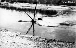 1964 r. Pierwszy czołg w Warszawskim Okręgu Wojskowym, który pokonał przeszkodę wodną po dnie na rzece Narew
