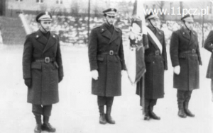 1964 rok. Poczet sztandarowy. Od lewej dca kompanii honorowej ppor Jan Janczyk, dca pocztu ppor. Stanisław Boratyń