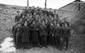 1965 rok, kompania obsługi obok nowo wybudowanej strzelnicy. Trzeci od lewej sierż. Czesław Bromberek, czwarty dca