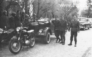 Asysta honorowa w oczekiwaniu na parę młodą. Ślub Stanisława Boratyńskiego