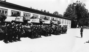 Odprawa przed wyjazdem na przeprawę podwodną Narwi do m. Gnojno k. Pułtuska 1963