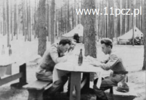 Posiłek na poligonie Dęba Rozalin. Od lewej, por. Andrzej Ratowski, sierż. Tisler, por Jan Jańczyk