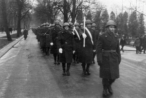 XI 1964 kompania honorowa 11 pcz przemarsz na przysięgę garn. na plac Grunwaldzki