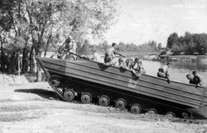 Zabezpieczenie przeprawy po dnie Narwi czołgów T34 1964 Grupa ewakuacyjno – ratunkowa na PTG ubezpiecza przeprawę
