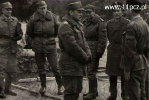 mjr dypl. Czesław Laszczkowski w rozmowei z gen. Dysko. Od lewej płk Wacław Feryniec i płk Józef Gierałtowski