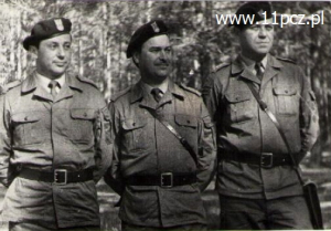 Mistrzowie WOW celnego ognia z czołgów. Od lewej mistrz mjr Tadeusz Bazydło, II wicemistrz ppłk Czesław Laszczkowski, kpt. Zbigniew Pęczek I wicemistrz