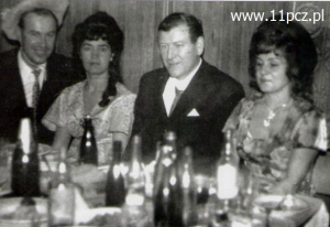 Jeden z Sylwestrów. Od lewej mjr Czesław Laszczkowsk i żona Marianna, ppłk Józef Gierałtowski pani Filipowicz żona kwatermistrza