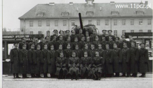 Zdjęcie kadry 11. pcz 1961 rok. Siedzą od prawej mjr Bajerowski zca ds. polit. mjr Godleś - szef sztabu, ppłk Gielzca ds. techn., kwatermistrz