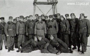 1960 rok. 2 kcz na poligonie Orzysz. Z lornetką plut . Zenon Witczak, w lewo kpt. Jerzy Grela dca kcz, ppor rez. NN, ppor Laszczkowski, plut. Rukat