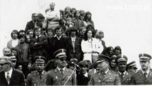 1975 rok. Przysięga 11.pcz i 14.szbr na pierwszym planie mjr dypl. Czesław Laszczkowski i mjr Stanisław Kwiatkowski