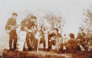 Dzień Zwycięstwa 09.05.1972 - Piknik. Gdy piosenka szła do wojska to śpiewała cała Polska ... Dzień Zwycięstwa Kwitnie biały bez ...