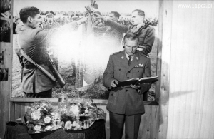 Przekazanie obowiązków Dowódcy 1 WDZ - wpis do ksiegi pamiątkowej