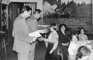 Spotkanie z członkami zespołu dziecięcego pułku wyróżnionego na szczeblu WOW. Zespół przygotowała Barbara Litwinowicz. Dyplom otrzymuje Małgosia Florczyk. Siedzi przewodnicząca koła ORW Irena Trzebiatowska