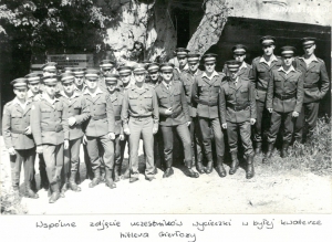 W środku ppor. Henryk Gilewicz