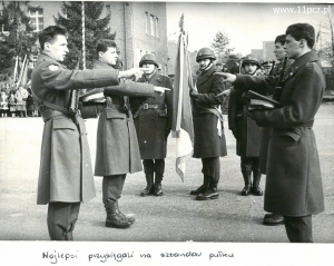 Dowódca pocztu por. Henryk Dymidowski, sztandarowy st. chor. Andrzej Frątczak i asystujący sierż. Ireneusz Skwarek
