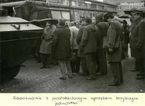 Opowiada Zastępca Dowódcy ds. Technicznych ppłk Ryszard Rojek (pierwszy z lewej)