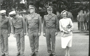 Od lewej: chor. Grzegorz Kowalski, st. sierż. Mieczysław Makarow, sierż. sztab. Augustyn Gutowski, por. Henryk Daniłowicz i Pani Barbara Litwinowicz