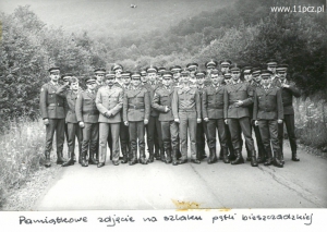 Szósty od lewej por. Mariusz Zasiadczyk
