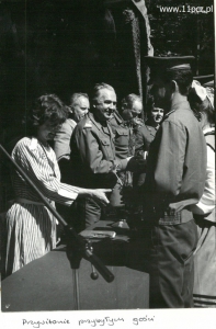 Kampania wyborcza przed wyborami w czerwcu 1989 roku. Gen.broni Tadeusz Szaciłło jako kandydat na senatora. Spotkanie w amfiteatrze Twierdzy Boyen.