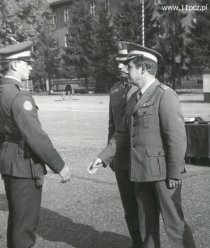Ppłk Cierpisz i ppłk Rojek żegnają odchodzących do rezerwy w 1989 roku