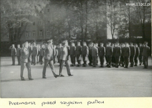 Przekazanie obowiązków D-cy 1WDZ - gen. Słowiński przekazuje płk. Kazimierskiemu