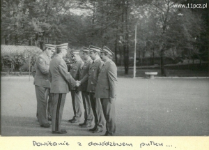 Przekazanie obowiązków D-cy 1WDZ - gen. Słowiński przekazuje płk. Kazimierskiemu