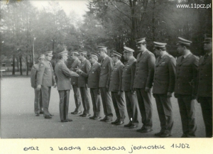 Przekazanie obowiązków D-cy 1WDZ - gen. Słowiński przekazuje płk. Kazimierskiemu
