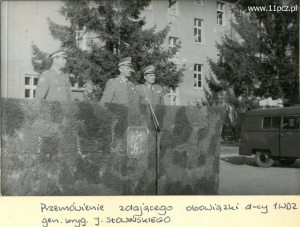 Przekazanie obowiązków D-cy 1WDZ - gen. Słowiński przekazuje płk. Kazimierskiemu