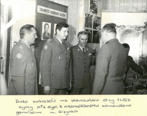 Przekazanie obowiązków D-cy 1WDZ - gen. Słowiński przekazuje płk. Kazimierskiemu