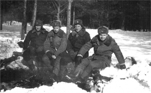 OC Orzysz 06.01-24.02.1979 r. Na strzelnicy czołgowej przy ognisku wraz z ppor. Andrzejem Borkiem dowódcą 1 plutonu szkolnego i mechanikami