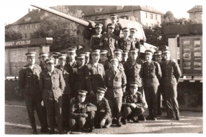 Z podwładnymi jako dowódca szkolnej kompanii czołgów. Rok ok 1960 Szkolny pododdział mieścił się wtedy w budynku dzisiejszej przychodni lekarskiej.