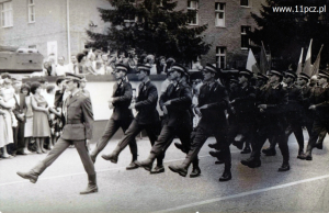 Defilada po przysiędze wojskowej w roku 1988. Żołnierze, którzy byli szkolenia na potrzeby własne pułku.