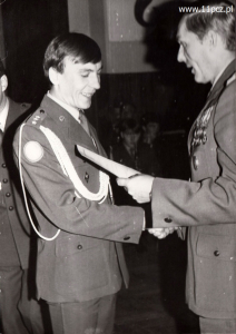 D-ca pułku płk May wręcza akt mianowania na stopień porucznika