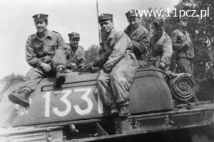 1956 rok. Od lewej Potrykus – działonowy, Józef Odyja – mechanik, kpr Kazimierz Trzebiatowski