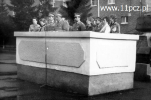 mjr Sławomir May (przy mikrofonie) przejmuje obowiązki dowódcy pułku od mjr. Tadusza Bazydły (z prawej strony). Z lewej strony gen. bryg. Jerzy Jarosz
